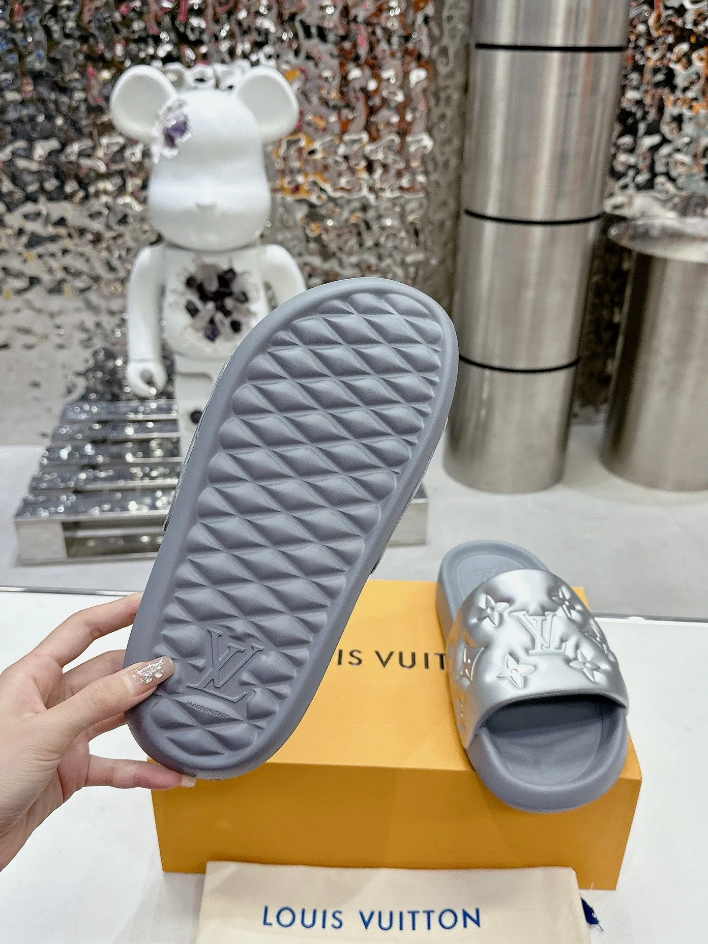 [L Home] P: 280💰 ▪️Shoe size: Women's 35-40 Men's 38-46▪️Packaging: Counter top quality~original packaging 𝟐𝟎𝟐5 Louis Vuitton counter's new embossed slippers, lv monogram embossed slippers, Waterfront sandals are back with a new look, and the upper buckle is embossed with lv's iconic Monogram pattern. Made of waterproof rubber with a comfortable and resilient insole. The lightweight, flexible outsole is embossed with the Louis Vuitton logo. ▪️Fabric: Original molded rubber foam surface ▪️Technology: embossed logo ▪️Sole: Original molded rubber foam outsole ▪️Sole thickness: 3CM.
